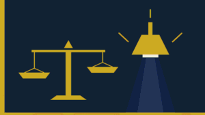 Ilustración plana en navy y dorado: balanza de la justicia junto a una luminaria industrial encendida, alusiva a la NOM-025-STPS-2008 sobre condiciones de iluminación en los centros de trabajo