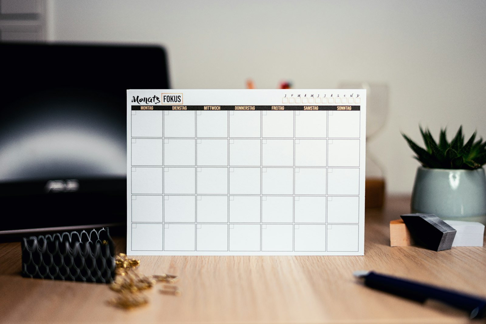 Calendario blanco de escritorio para el control de faltas y ausencias del personal