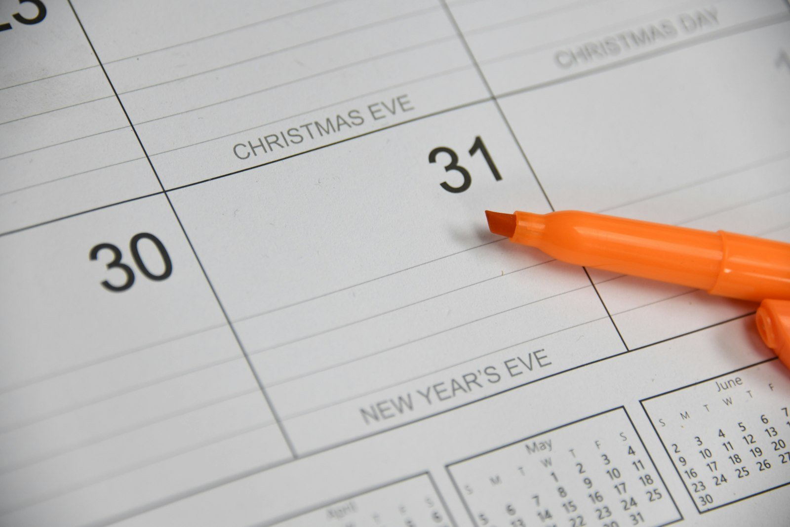 Calendario de diciembre con marcador sobre el escritorio