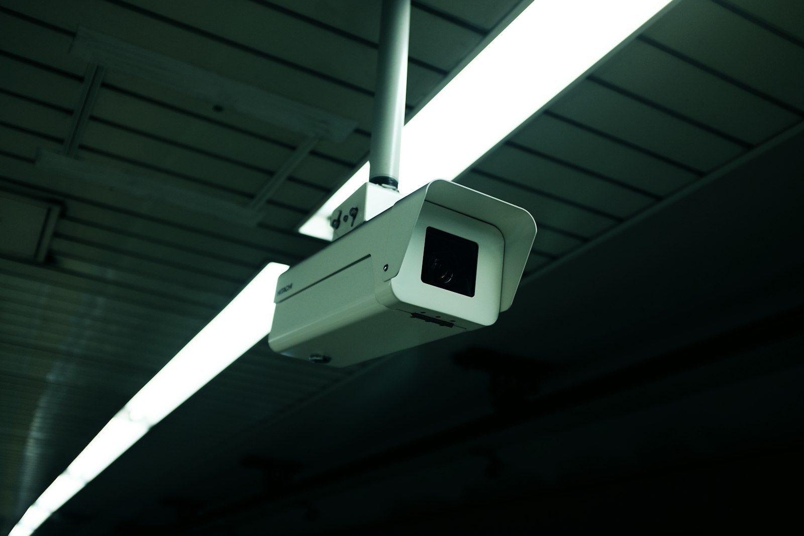 Cámara de videovigilancia blanca instalada en el techo de un centro de trabajo