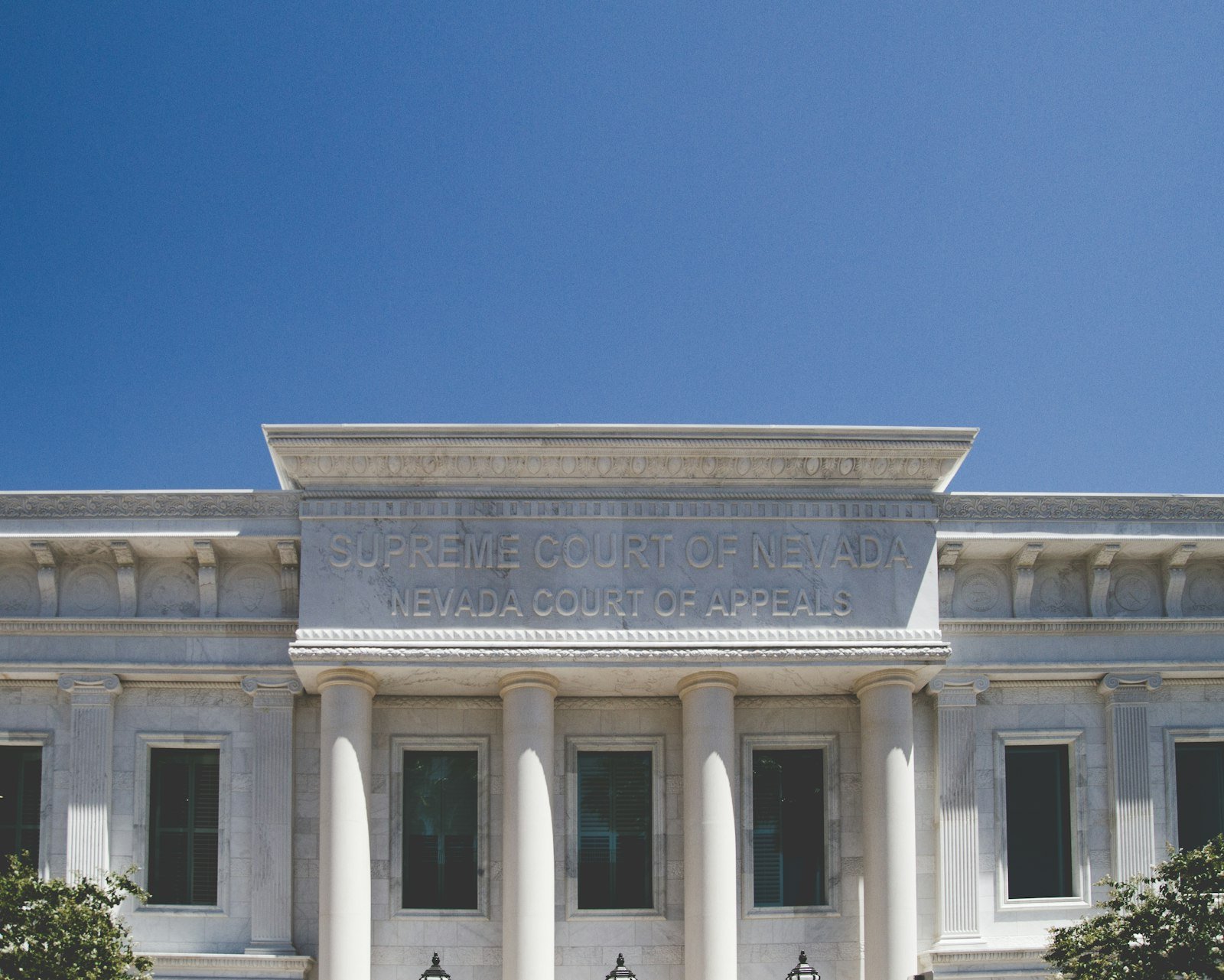 Fachada de edificio con columnas de estilo judicial