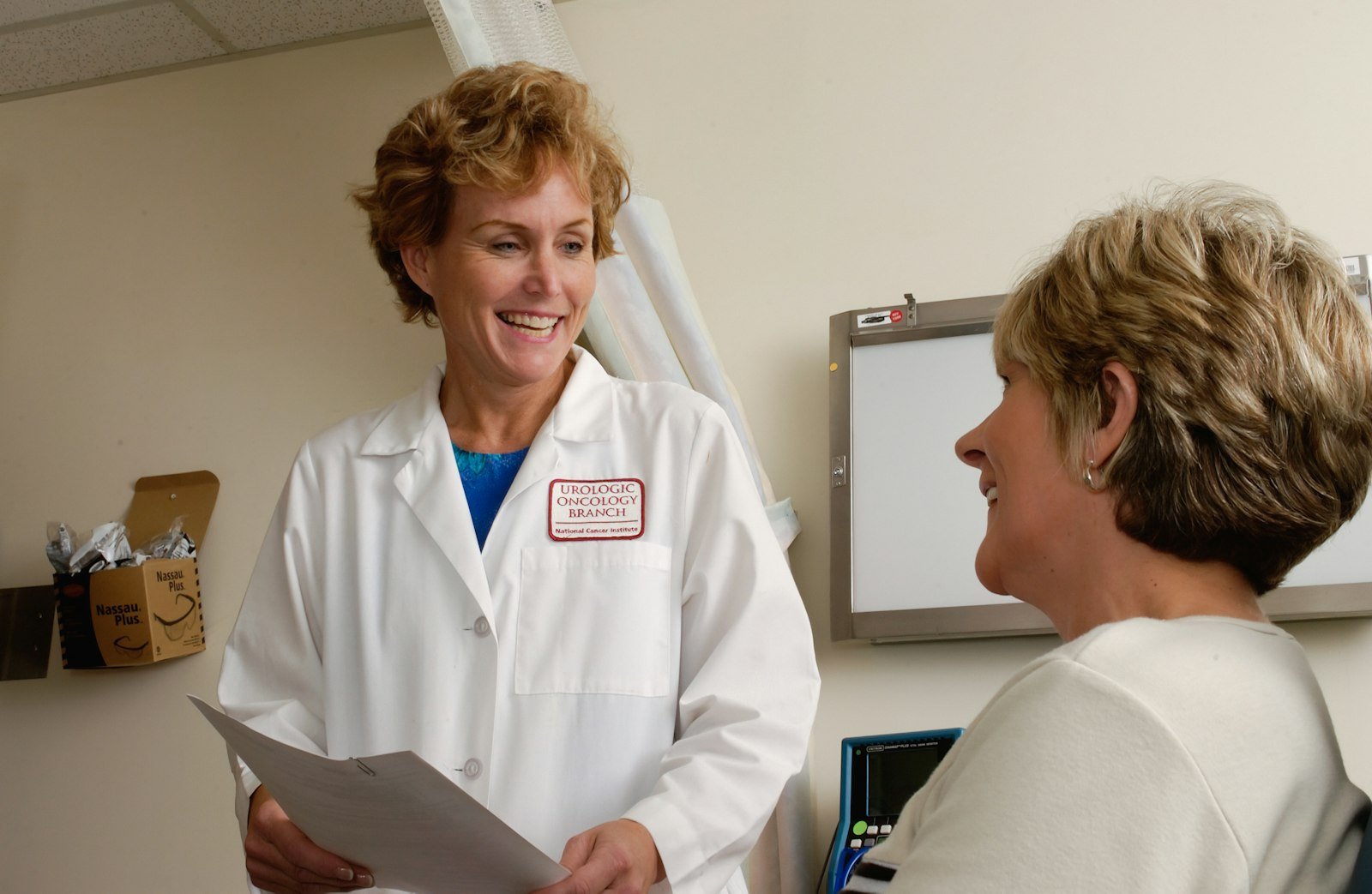 Médico conversando con un paciente durante una consulta en clínica