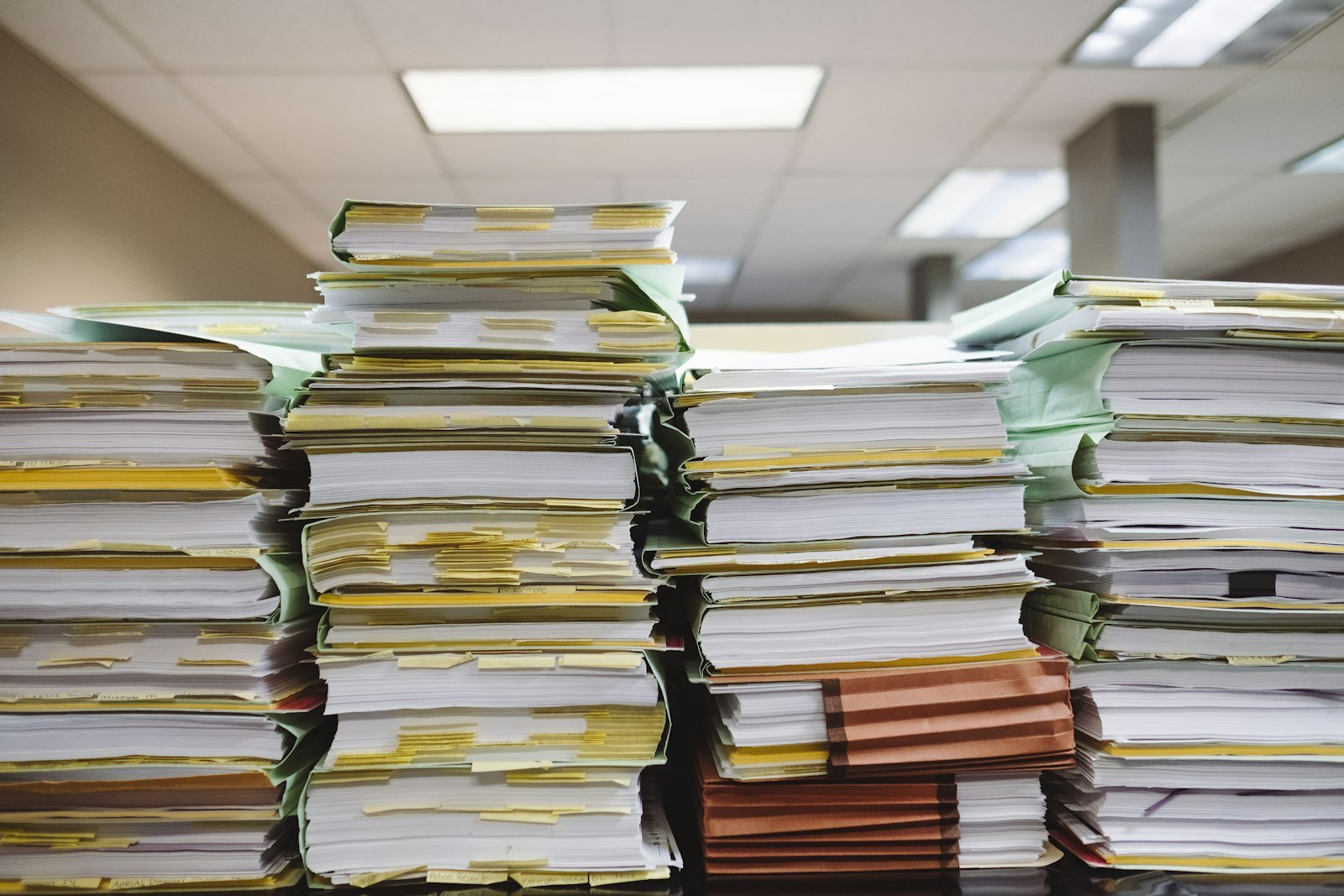 Pilas de documentos y carpetas de archivo