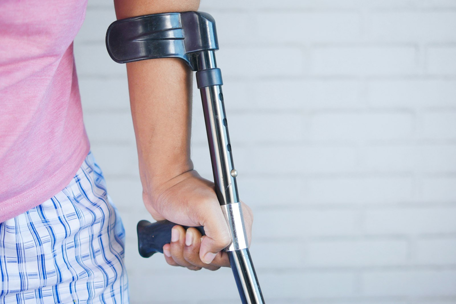 Persona con muletas en recuperación tras una incapacidad