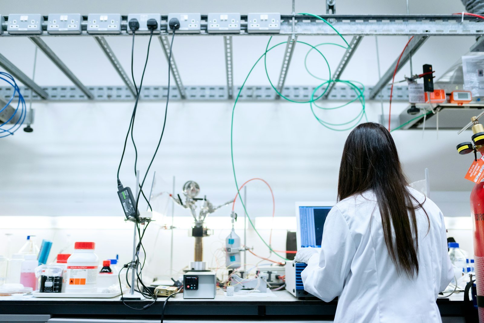 Ingeniera química trabajando en un laboratorio con equipo de protección