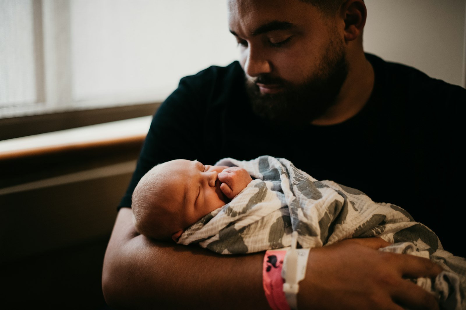 Padre cargando a su bebé recién nacido