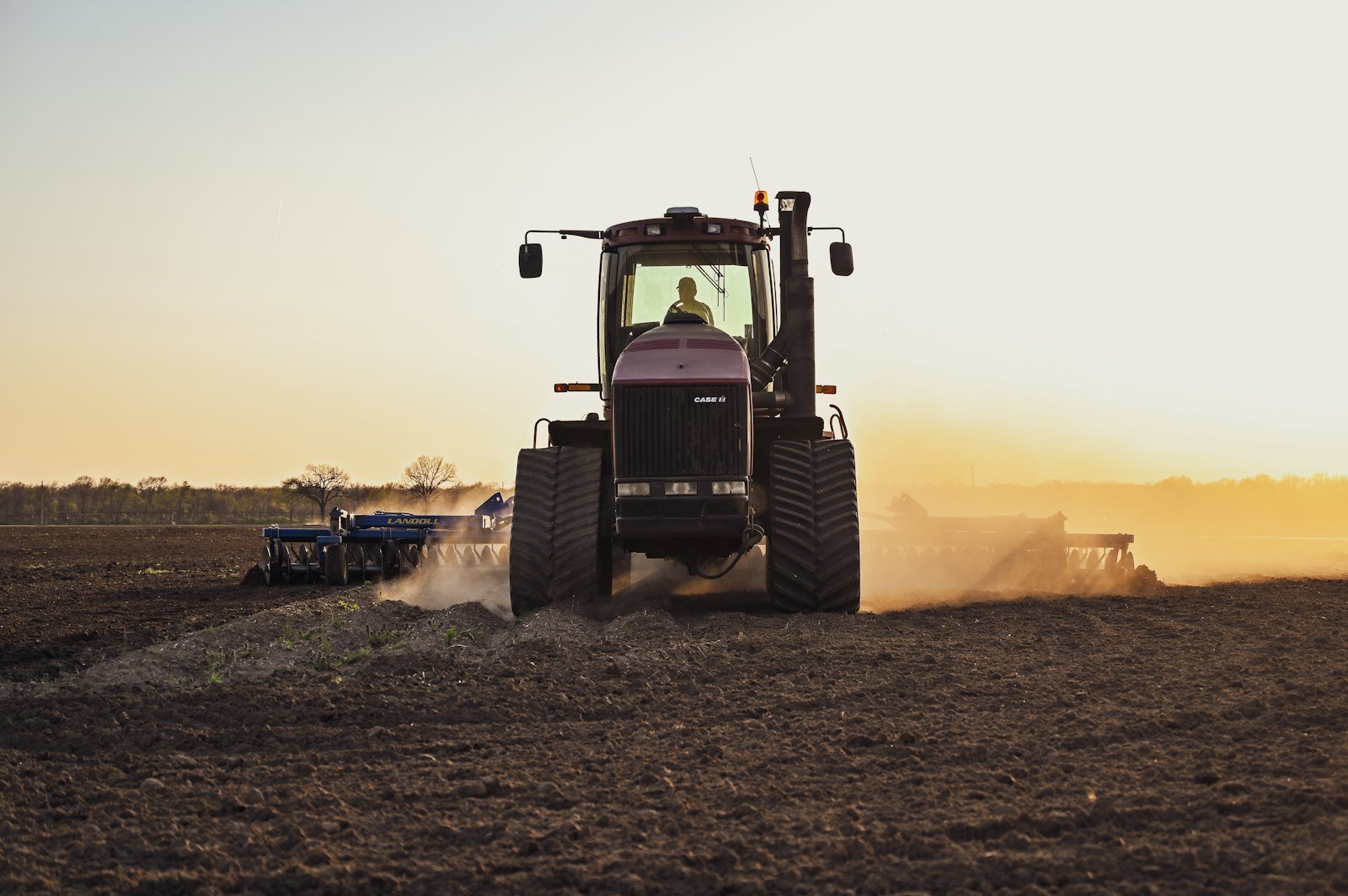 Maquinaria agrícola trabajando la tierra en el campo