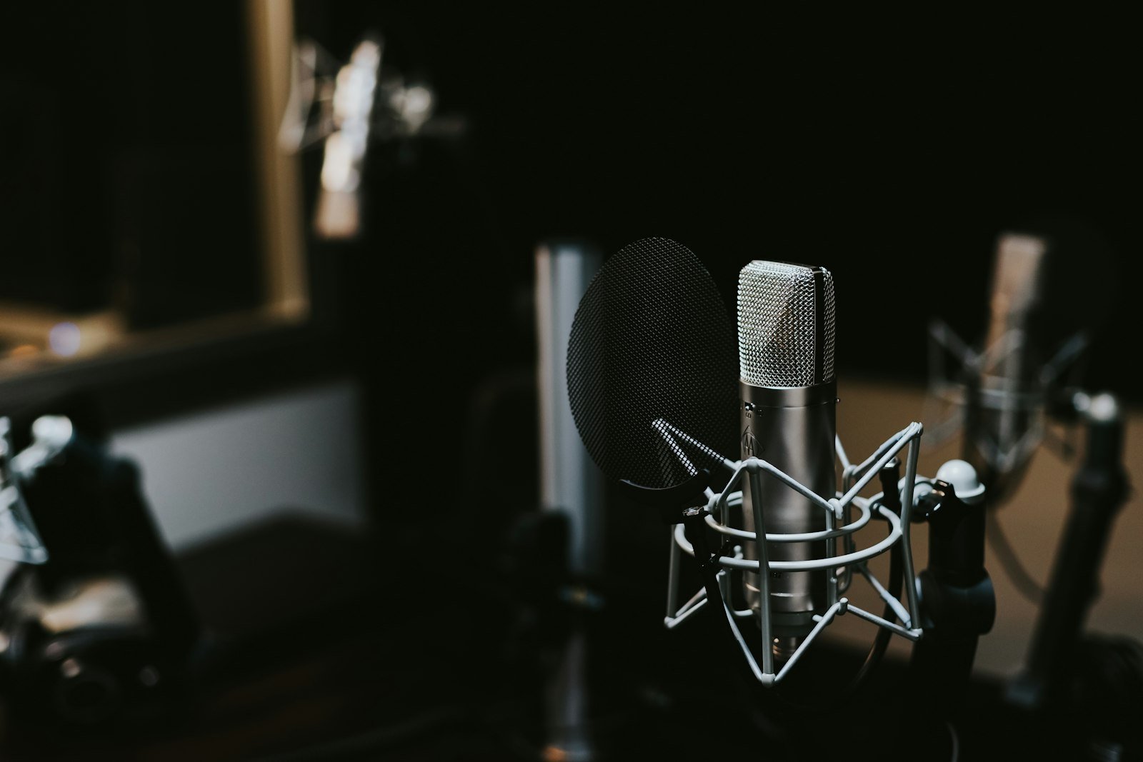 Micrófono de condensador en un estudio de grabación, en referencia a la voz de las personas artistas intérpretes