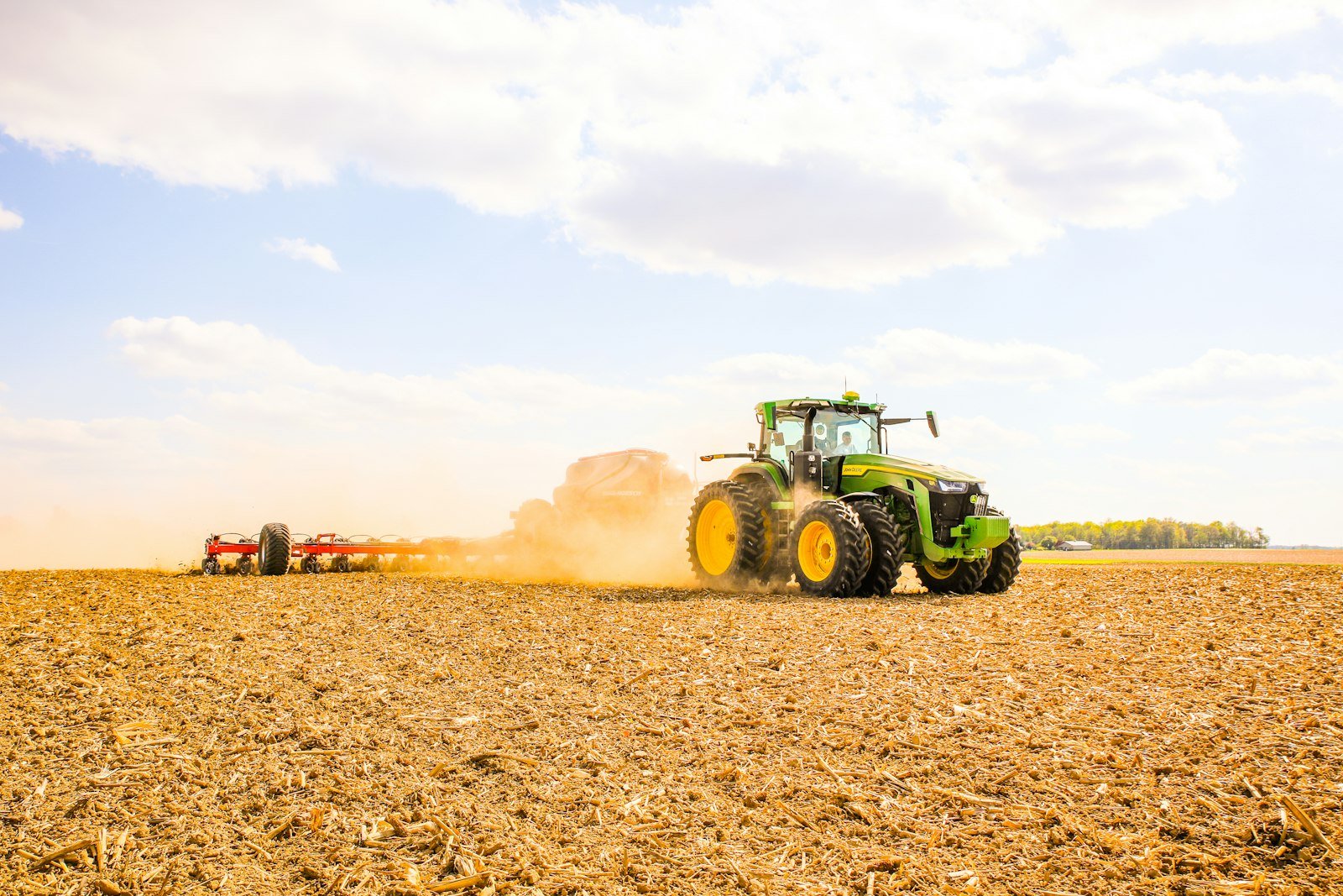 Tractor arando un campo agrícola