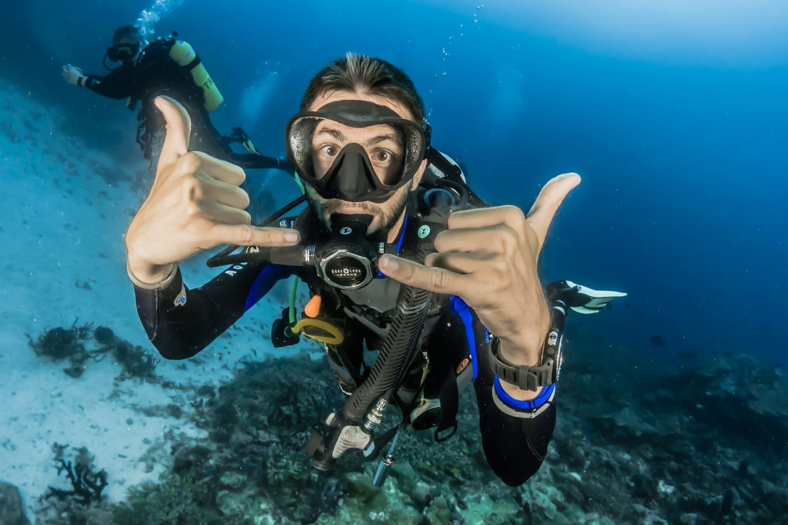Buzo bajo el agua haciendo señales, seguridad en trabajos de buceo NOM-014