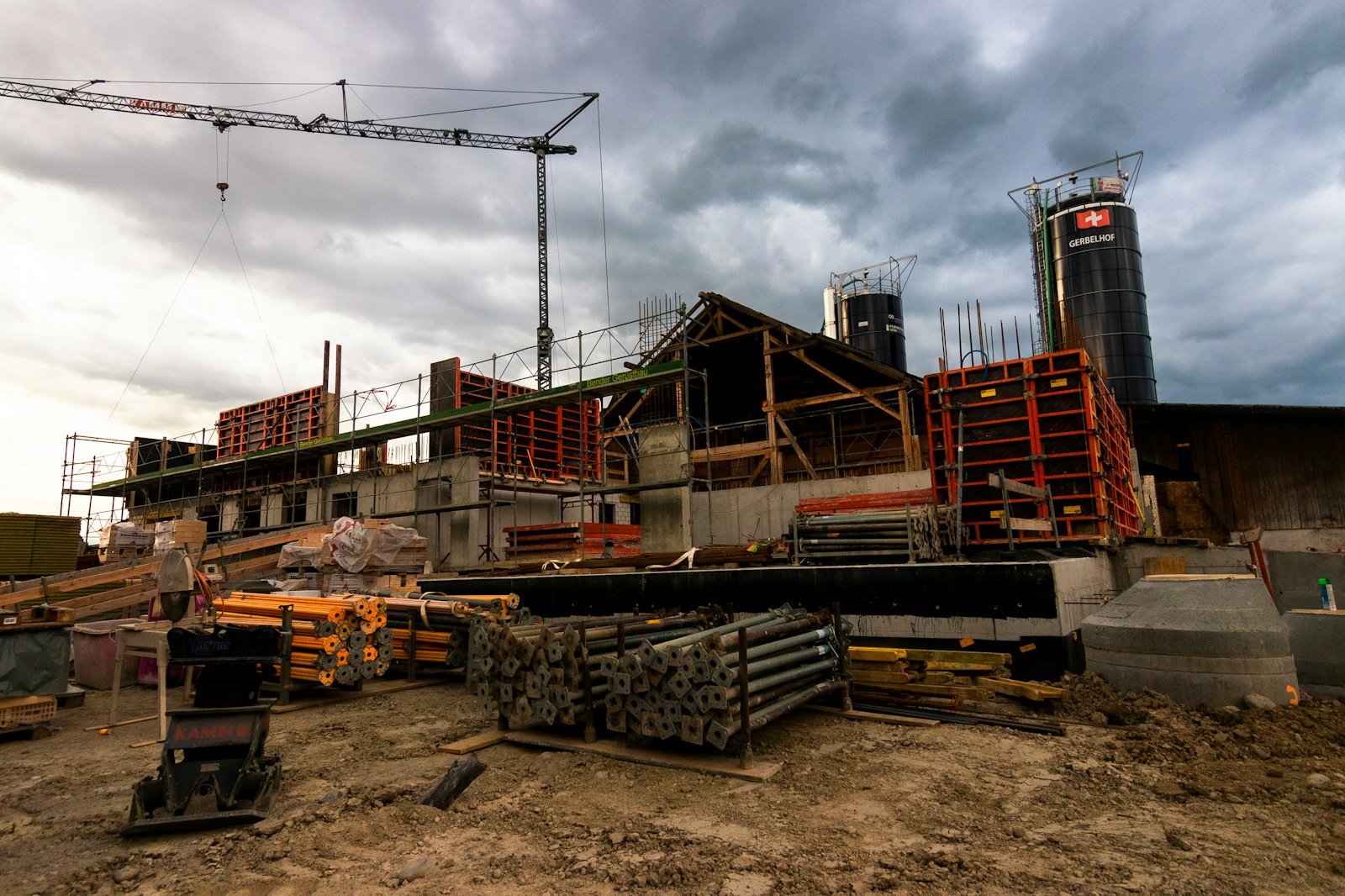 Obra en construcción con grúa, cimbra y andamios