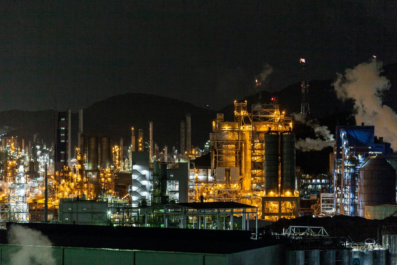 Planta industrial iluminada durante la noche