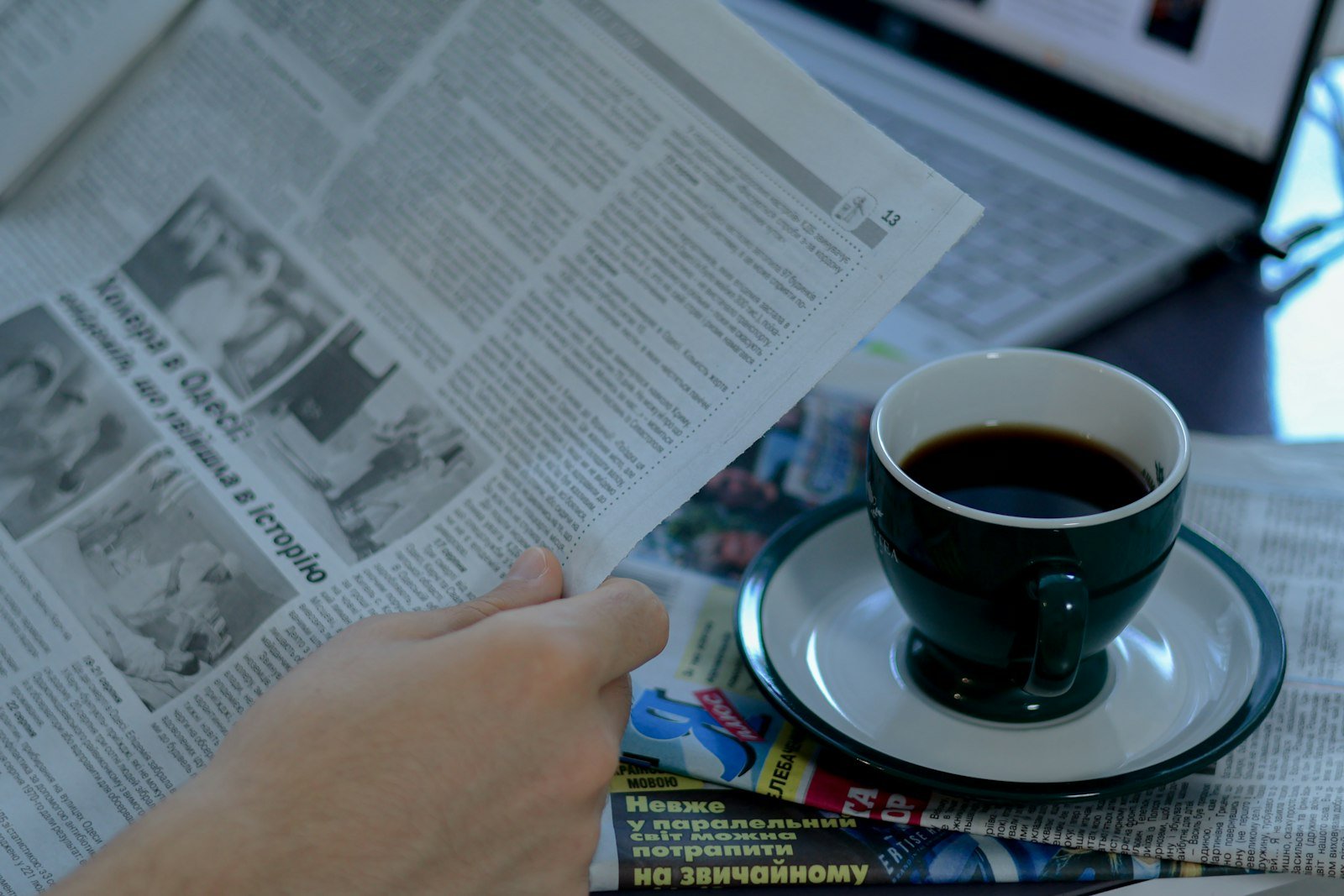 Persona leyendo el periódico junto a una taza de café, imagen para el resumen laboral semanal