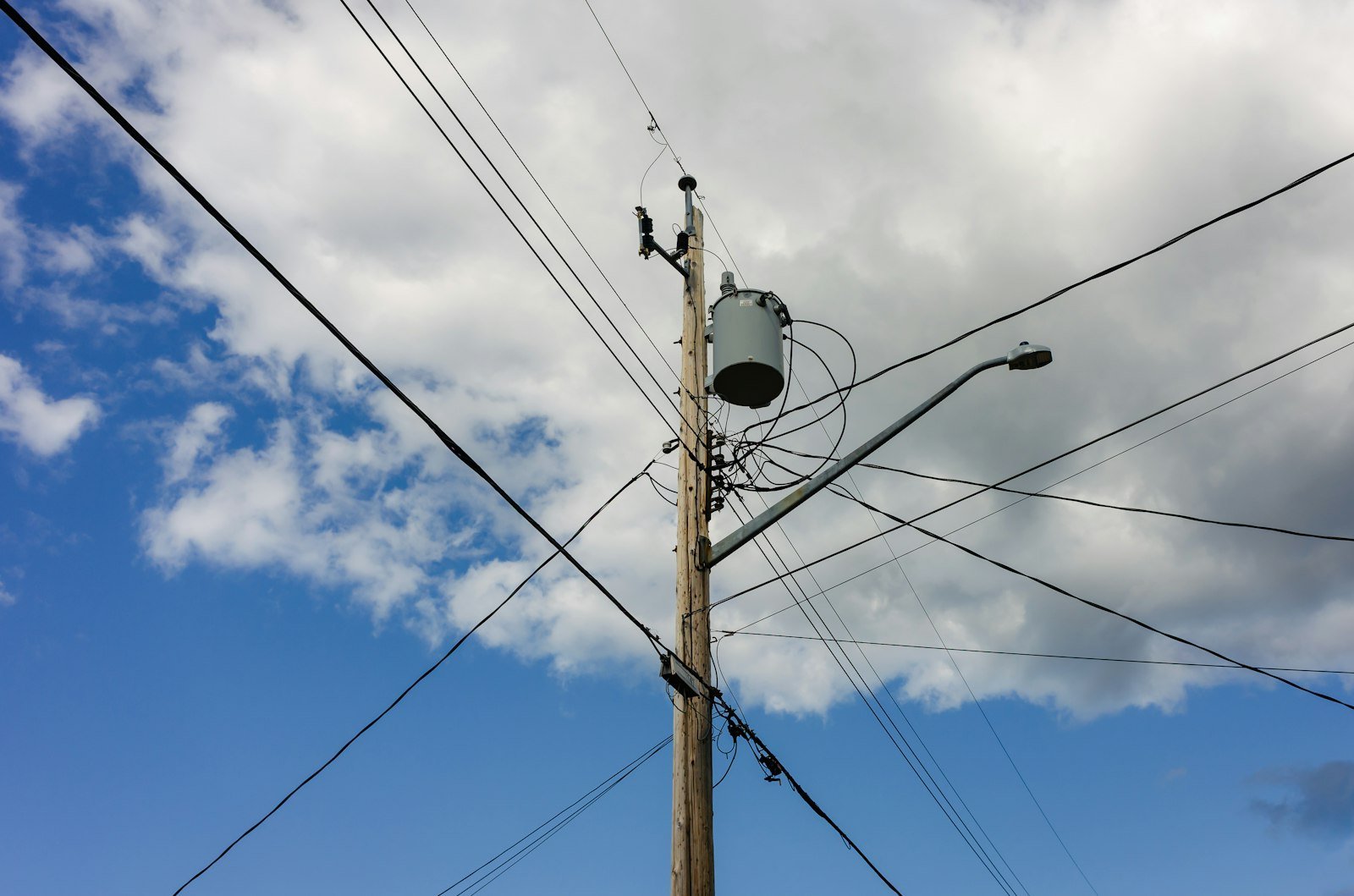 Poste de líneas telefónicas contra un cielo azul, imagen del resumen laboral semanal
