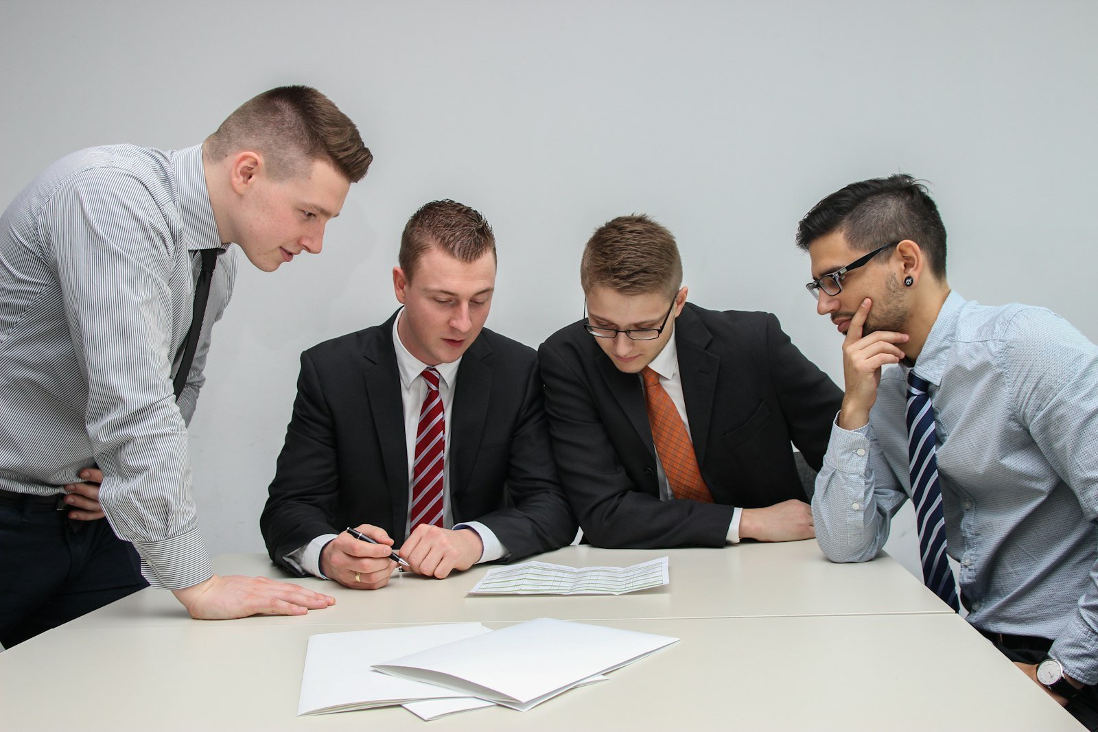 Grupo de profesionistas revisando documentos sobre una mesa