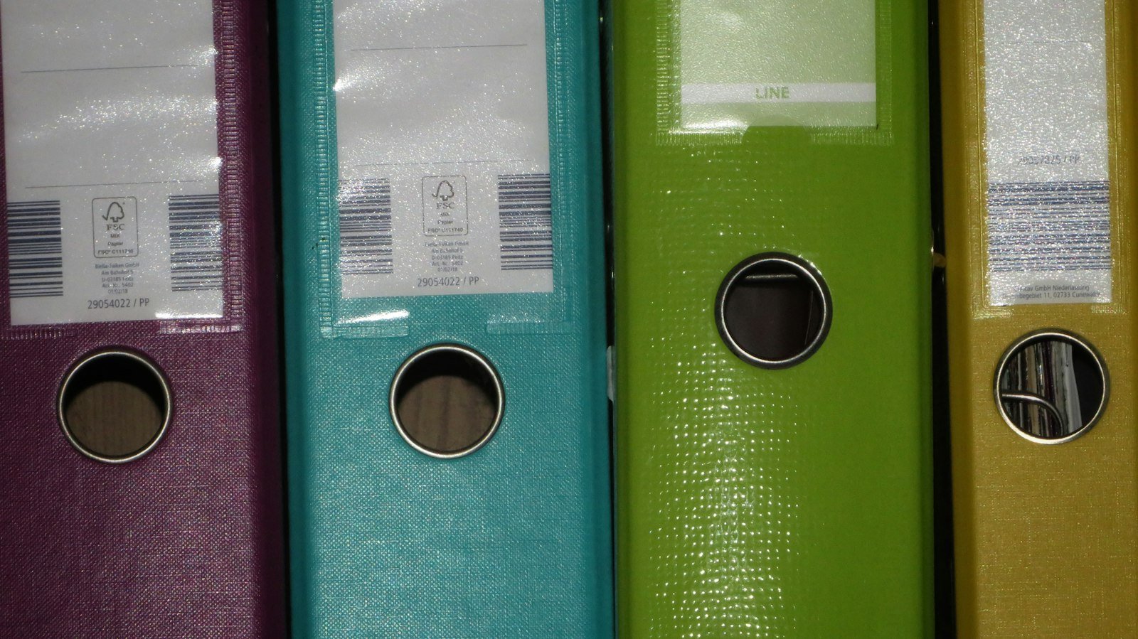 Hilera de carpetas archivadoras en un estante, protección de secreto industrial