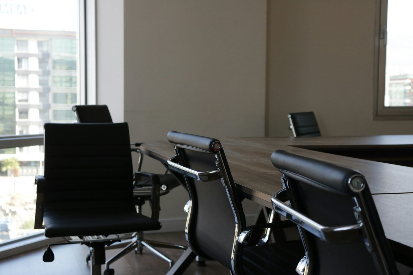 Sillas de oficina vacías frente a un escritorio, suspensión temporal de la relación de trabajo