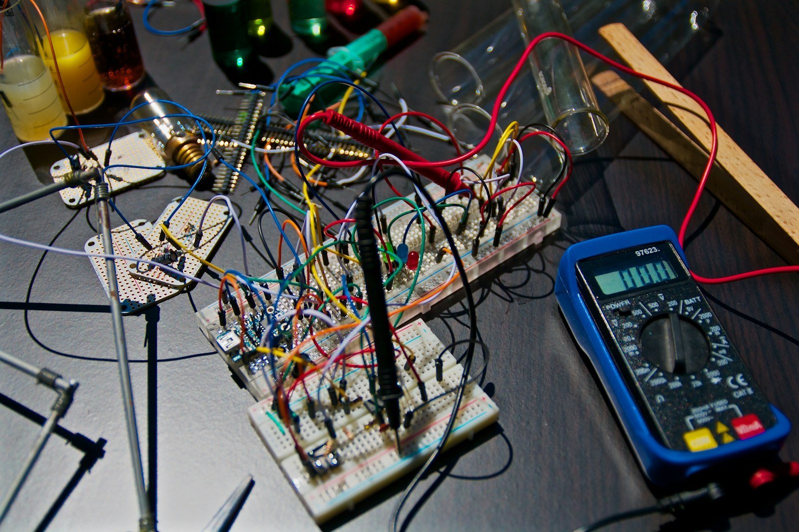 Tarjetas electrónicas junto a un equipo de prueba