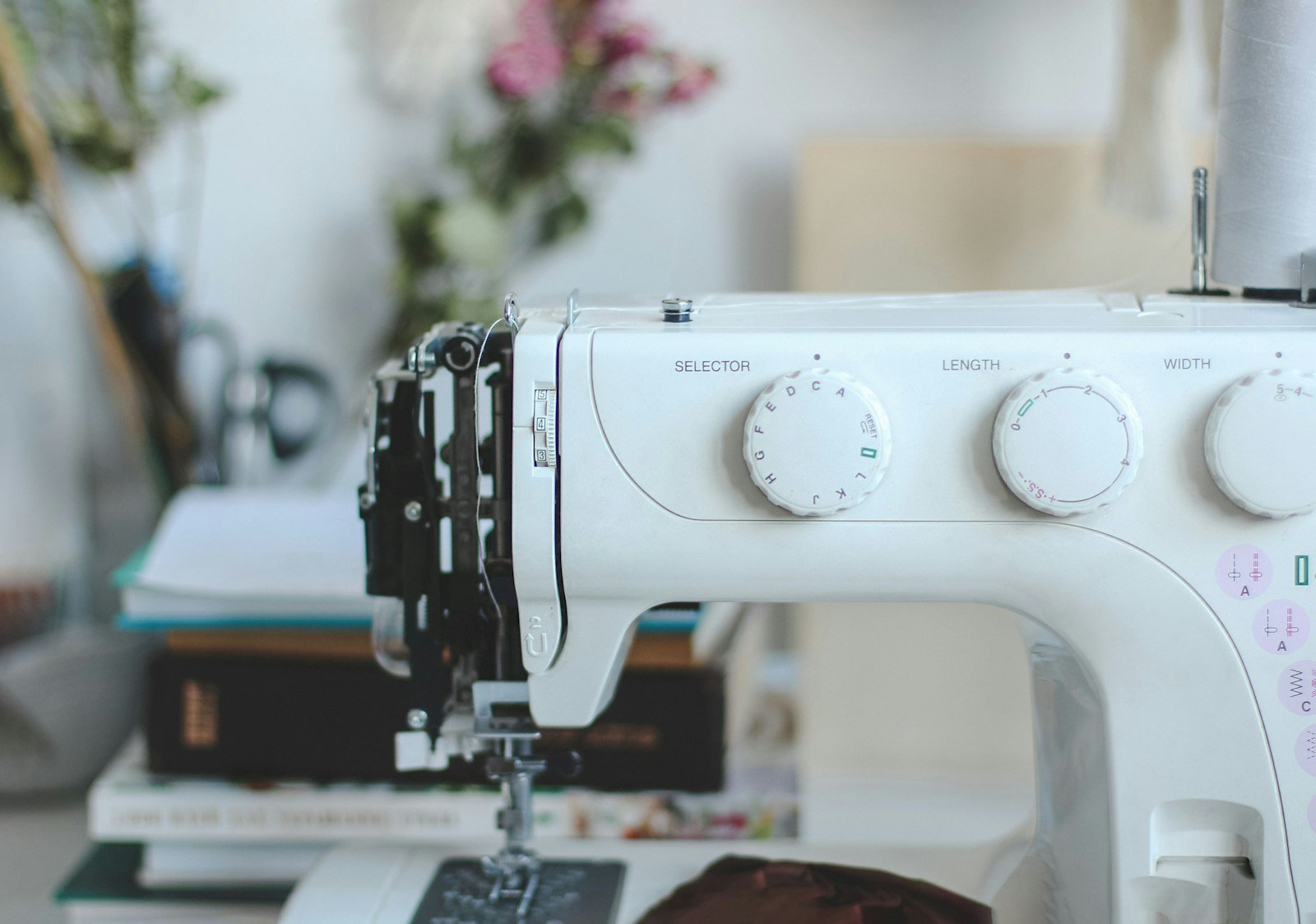 Máquina de coser sobre una mesa en un espacio de trabajo en casa