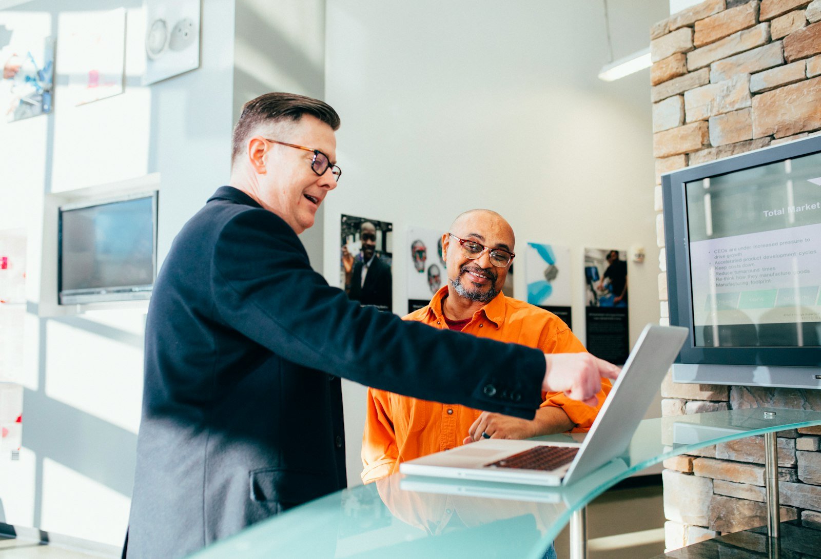Vendedor en reunión de trabajo con laptop